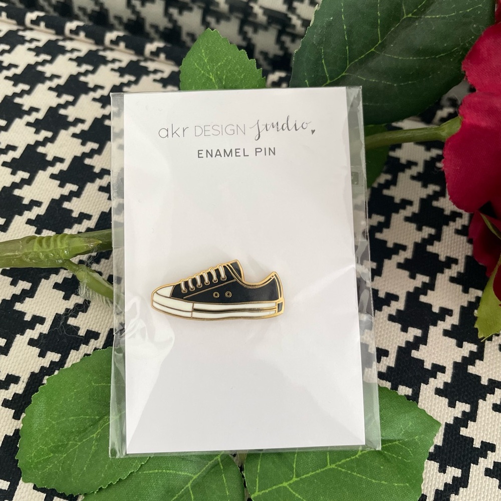 FREE Sneakers Fashion Style pin